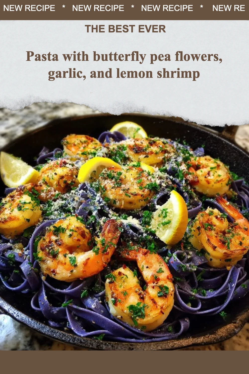 Pâtes aux fleurs de pois papillon, ail et crevettes au citron