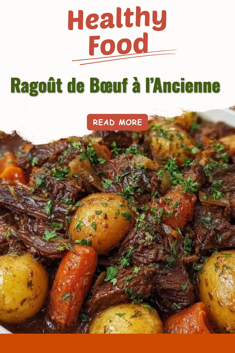 Plat de ragoût de bœuf à l’ancienne avec légumes et épices sur une table en bois.