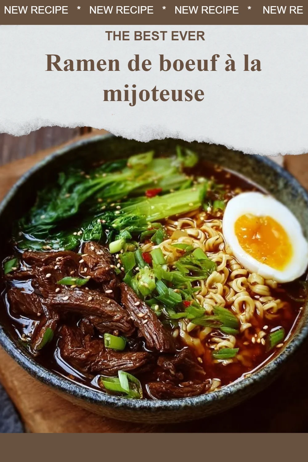 Bol de ramen de boeuf mijoté garni d'herbes fraîches