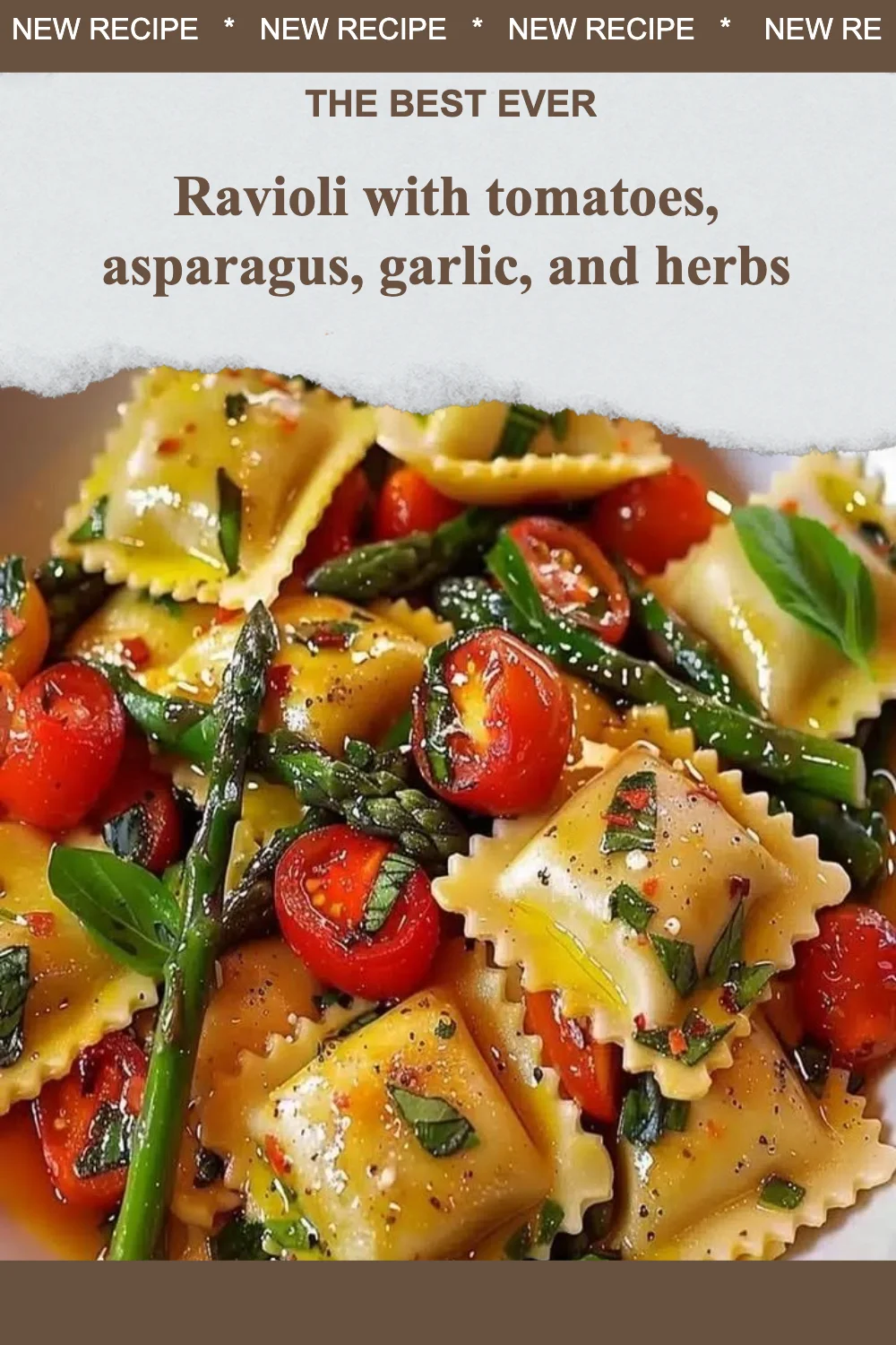 Raviolis avec tomates, asperges, ail et herbes fraîches sur une assiette