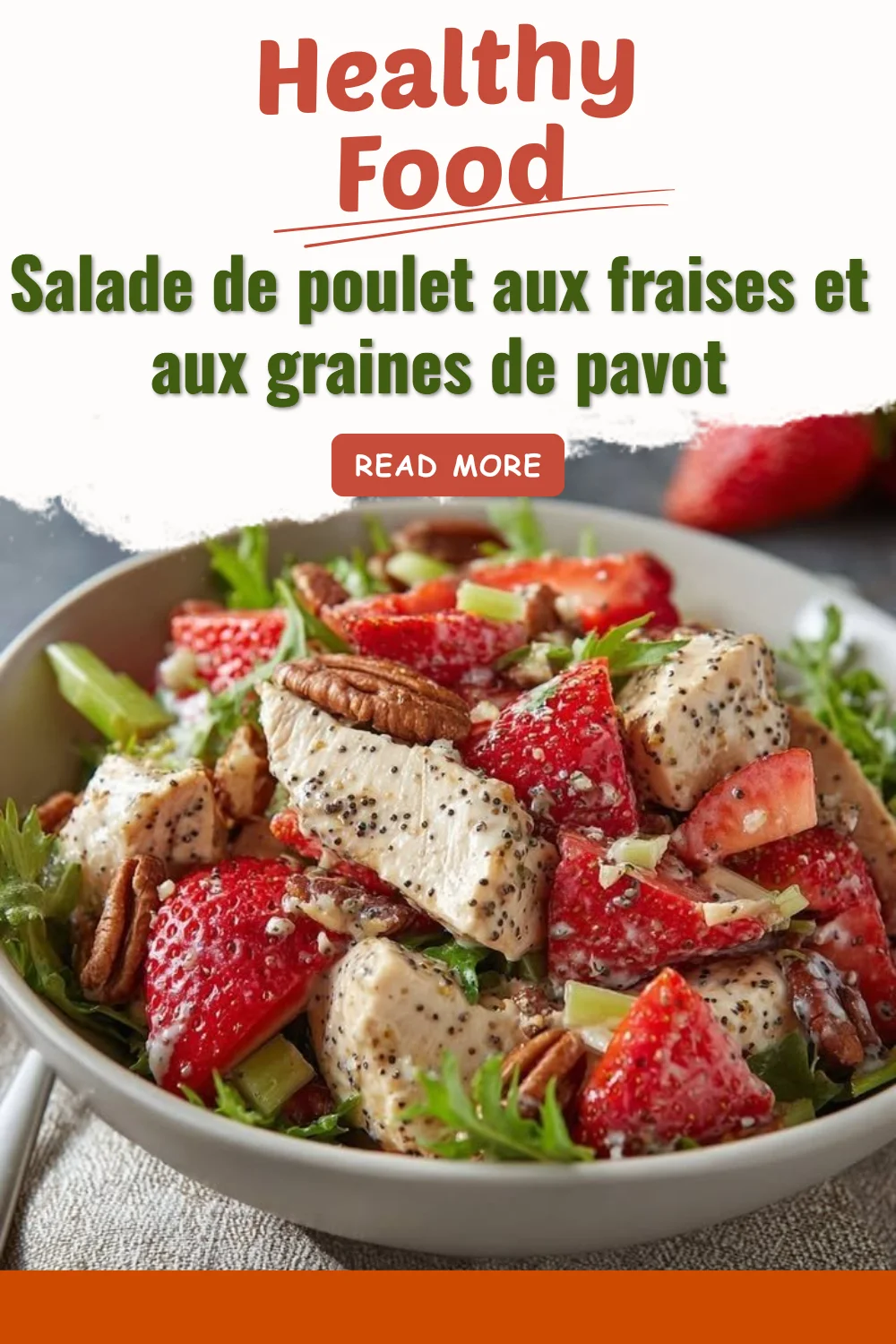 Salade colorée de poulet aux fraises et graines de pavot, prête à déguster.