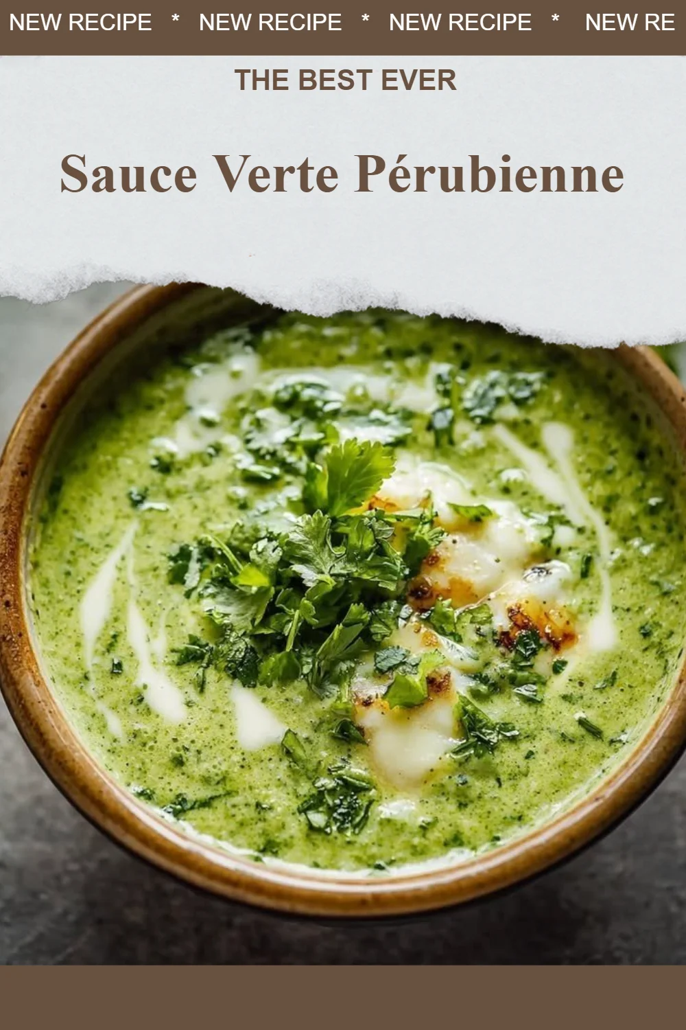 Bocal de sauce verte péruvienne au basilic et piments, prêt à déguster.