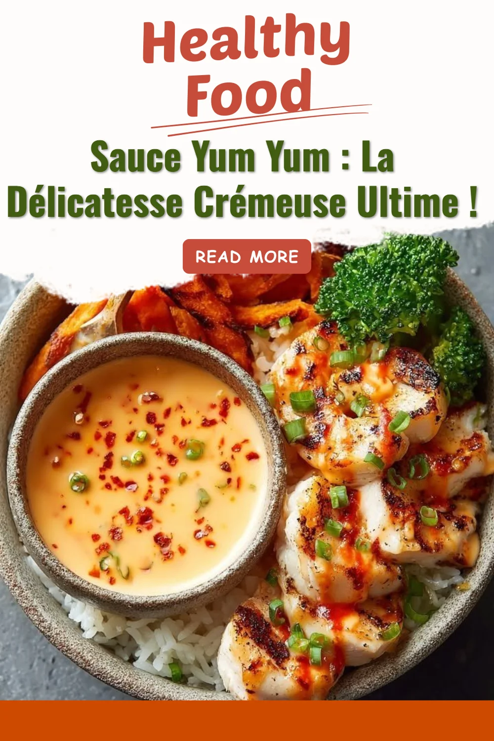 Bocal de sauce yum yum crémeuse sur une table garnie de plats