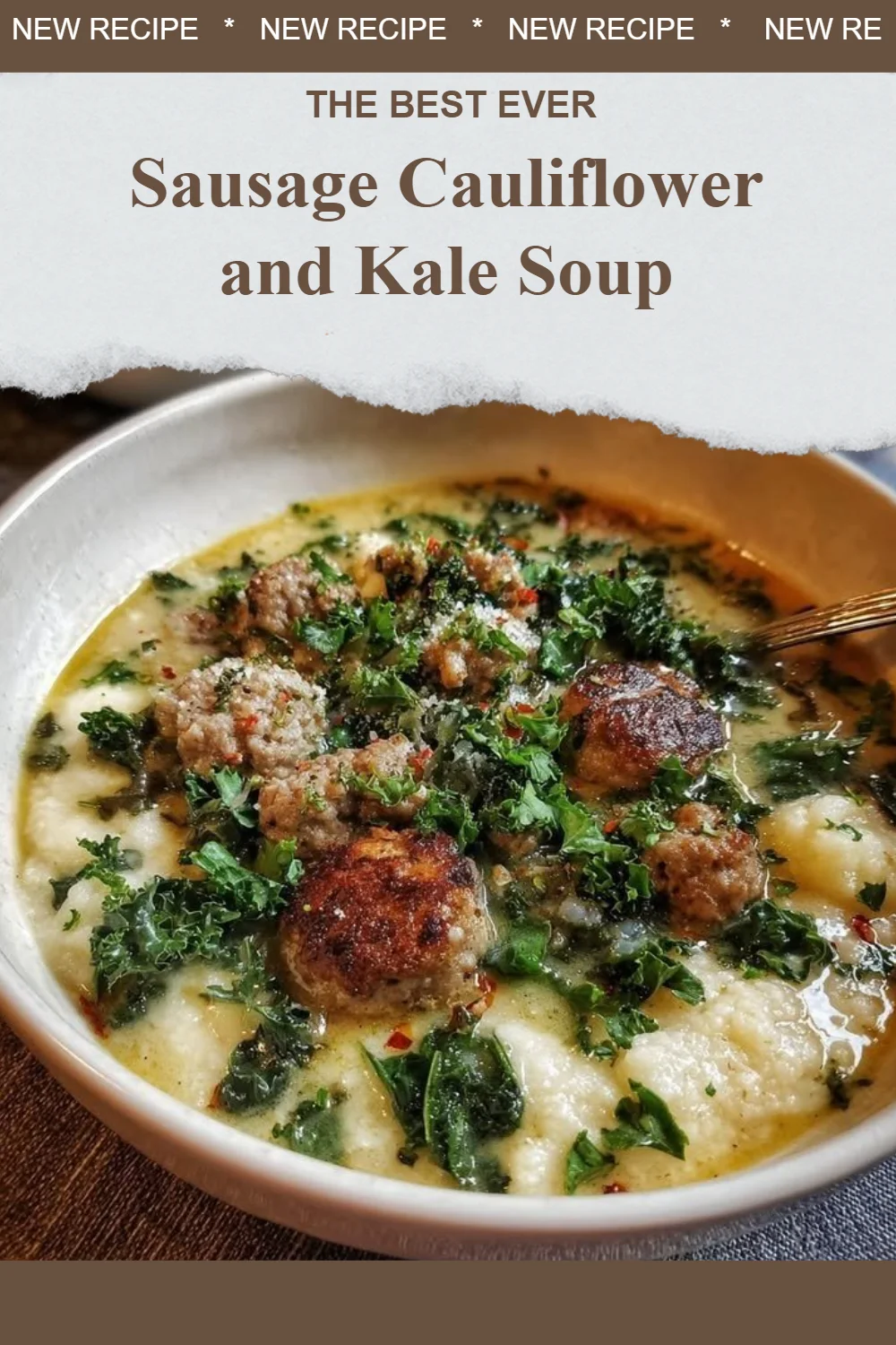 Soupe de saucisse avec chou-fleur et chou frisé dans un bol