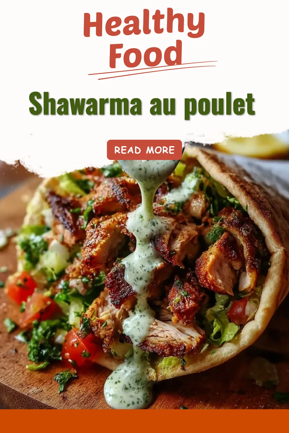 Shawarma au poulet savoureux servi avec des légumes frais