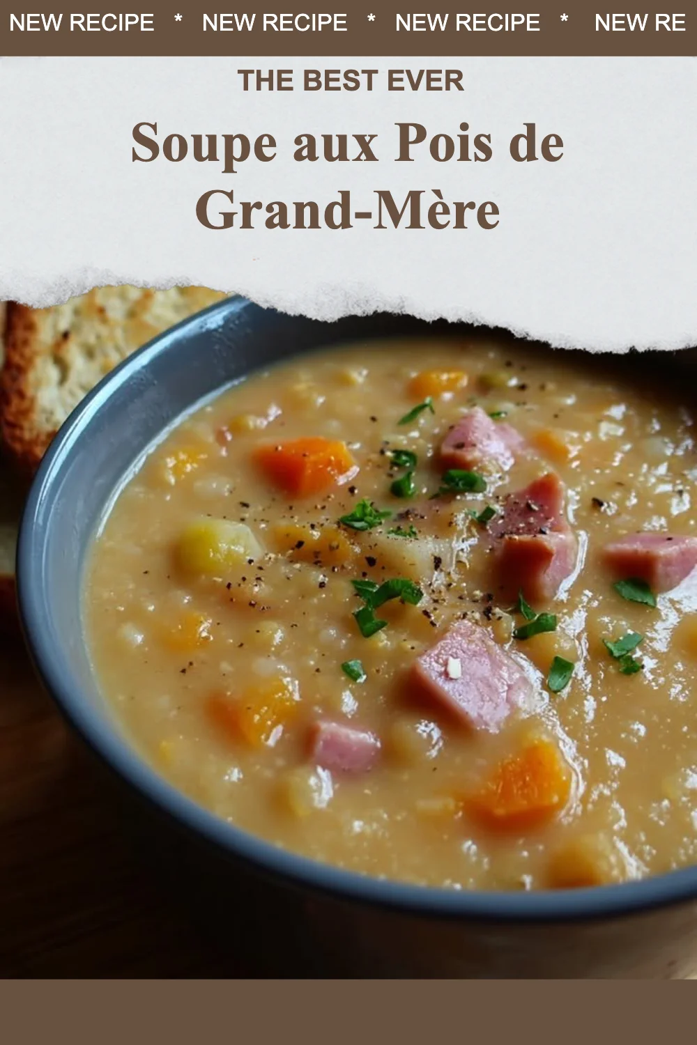 Bol de soupe aux pois de grand-mère garnie d'herbes fraîches