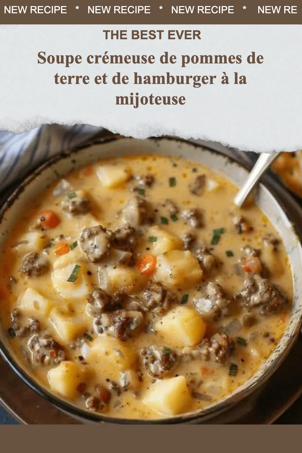 Soupe crémeuse de pommes de terre et hamburger servie dans une bol