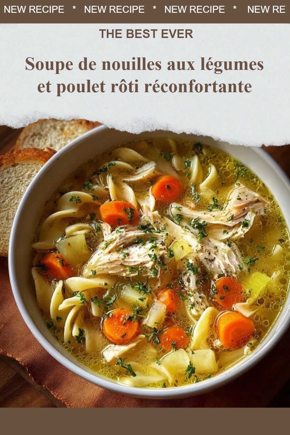 Soupe de nouilles aux légumes et poulet rôti servie dans un bol chaud.