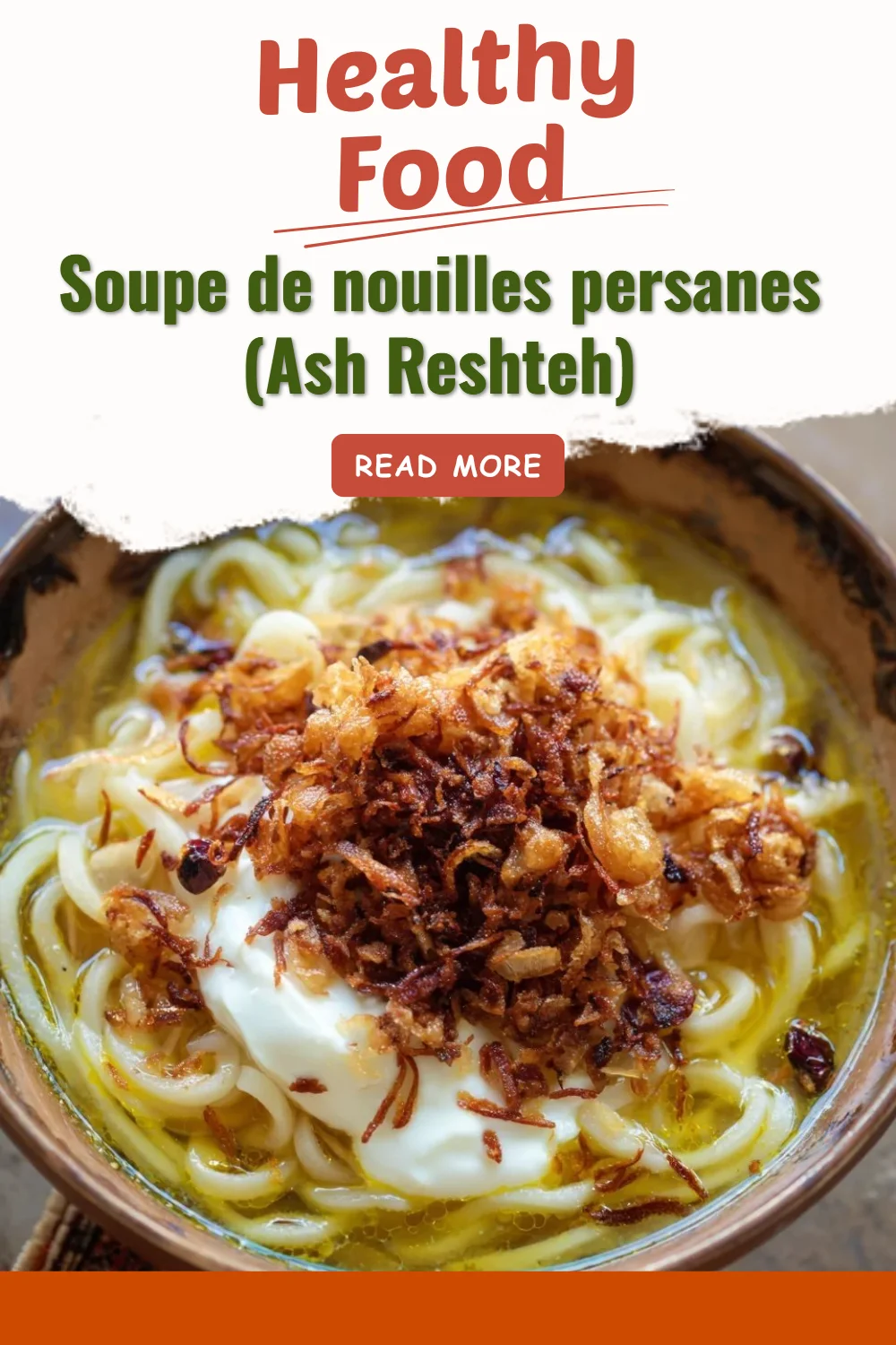 Bol de soupe de nouilles persanes Ash Reshteh posé sur une table
