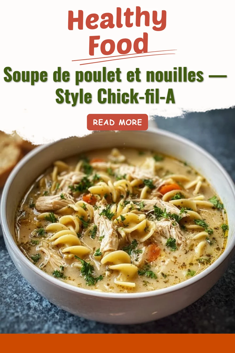 Soupe de poulet et nouilles estilo Chick-fil-A dans un bol appétissant