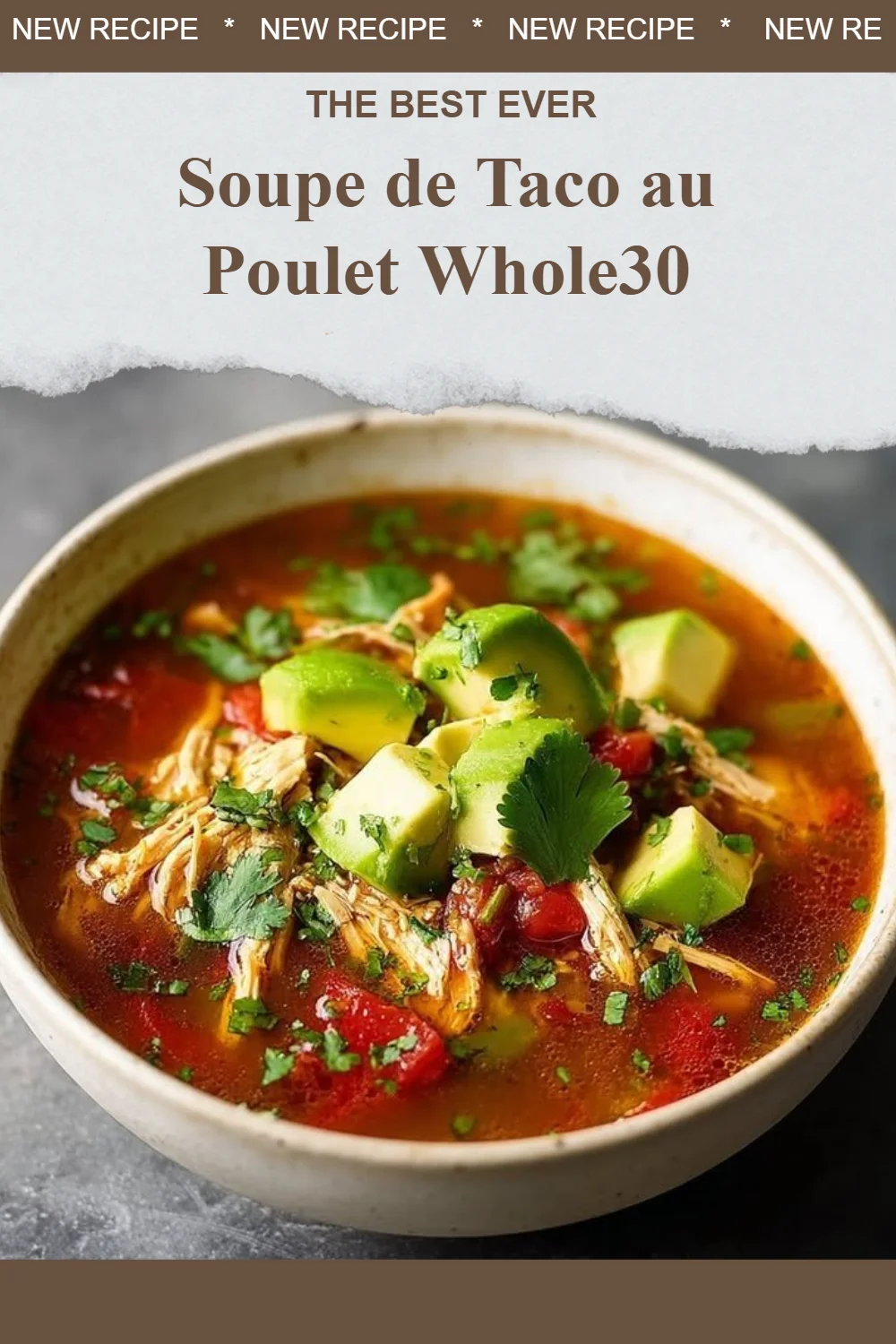 Soupe de Taco au Poulet Whole30 dans un bol garni d'ingrédients frais