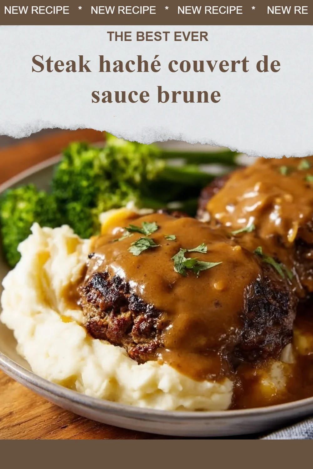 Steak haché avec une riche sauce brune servi dans une assiette