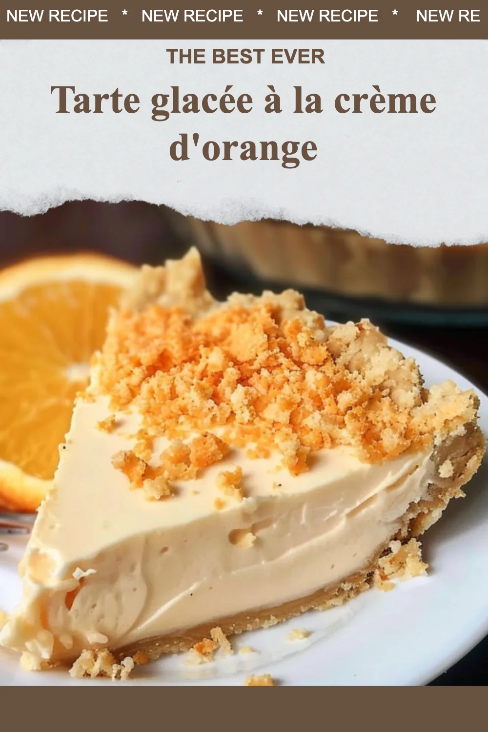 Tarte glacée à la crème d'orange servie sur une assiette élégante.
