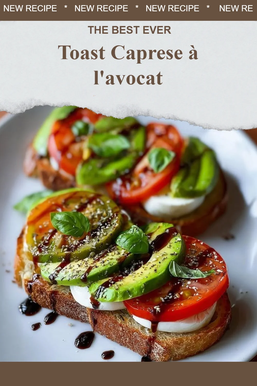 Toast Caprese à l'avocat avec tomates, mozzarella et basilic