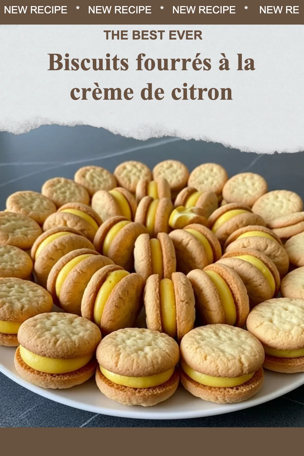 Biscuits fourrés à la crème de citron sur une assiette