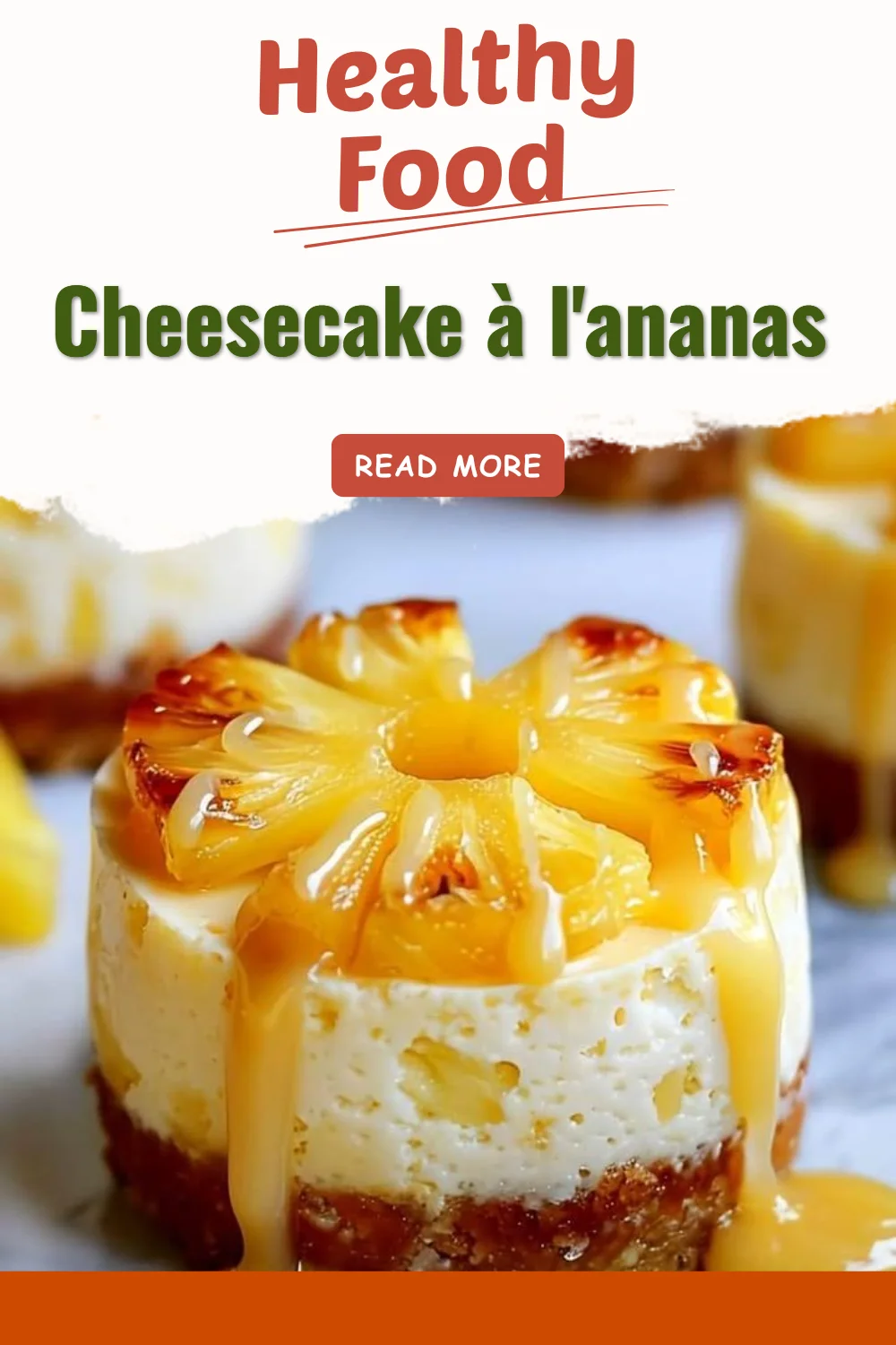 Photo d'un cheesecake à l'ananas garni de tranches d'ananas frais.