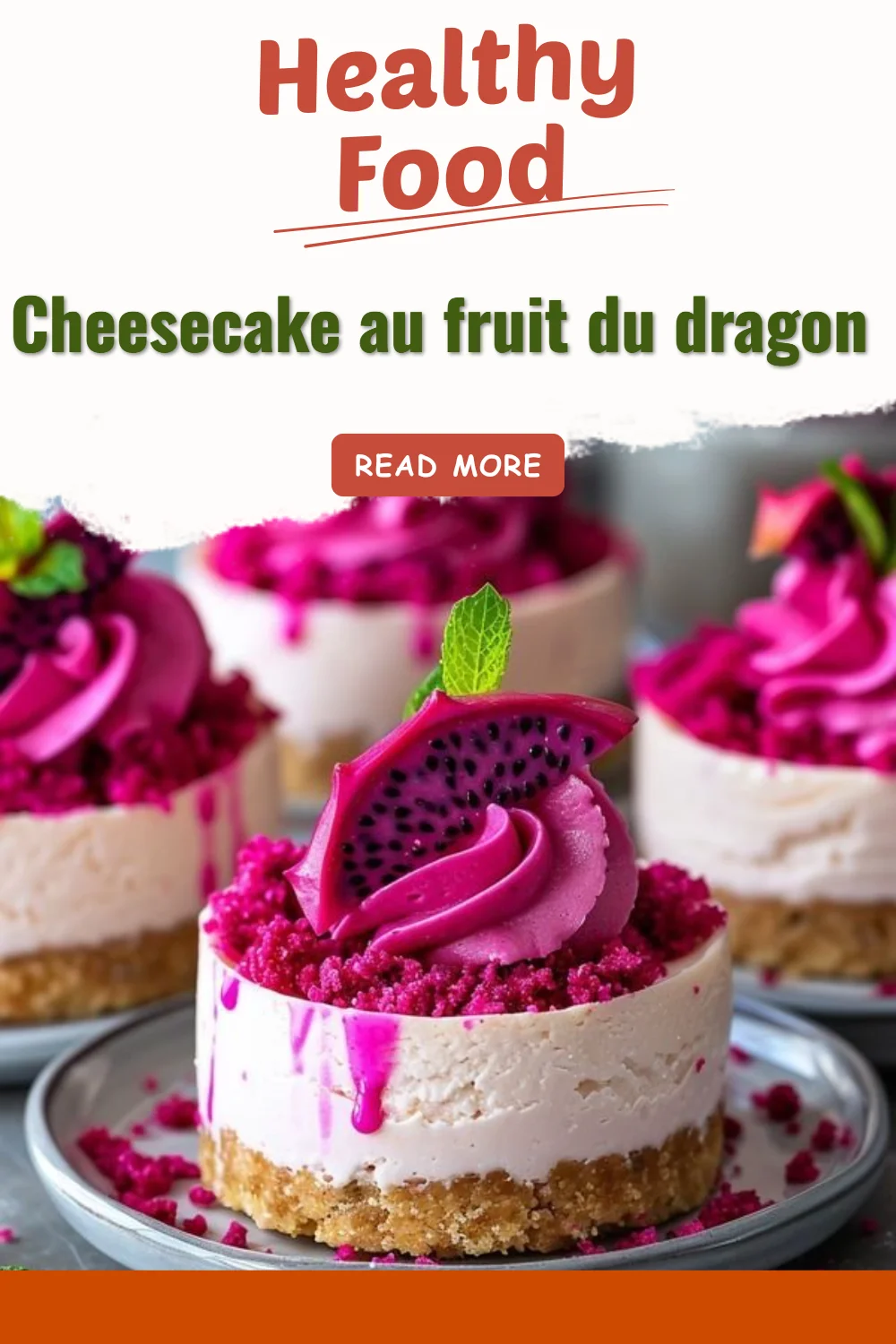 Cheesecake au fruit du dragon garnit avec des tranches de fruit frais et crème veloutée.