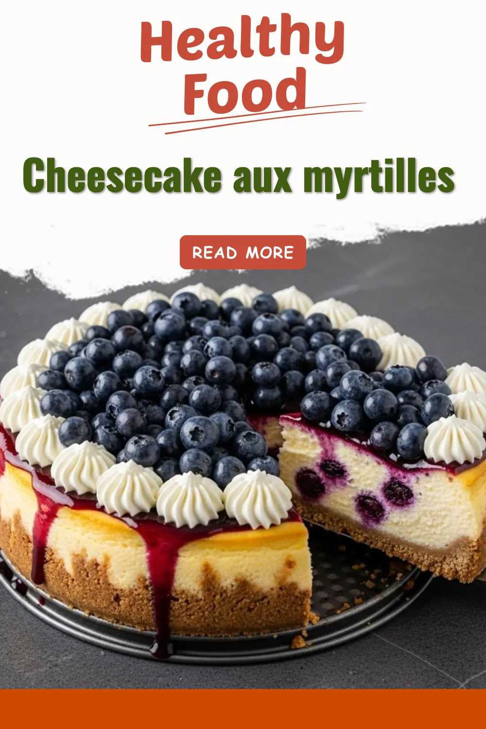 Cheesecake aux myrtilles décoré de baies fraîches