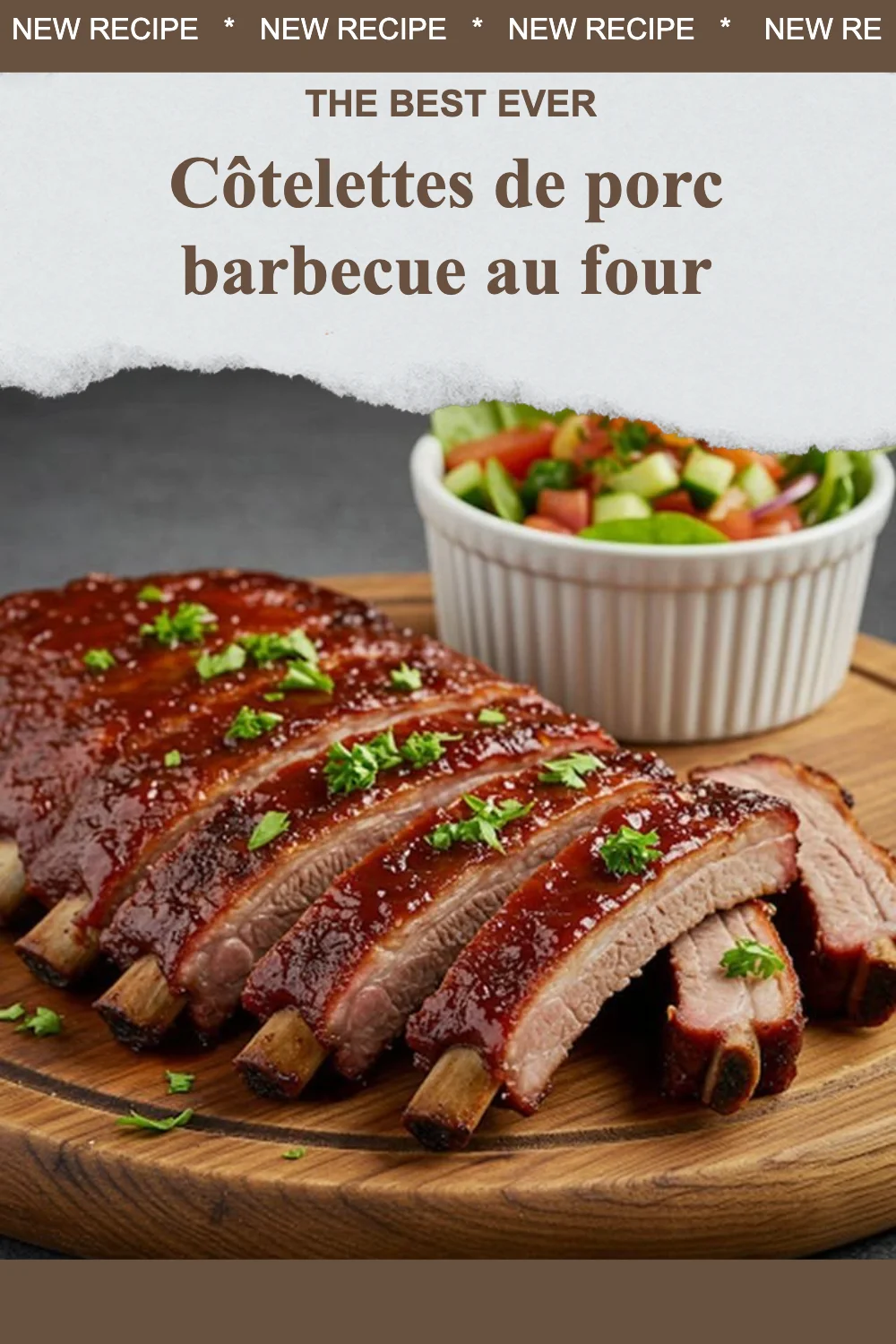 Côtelettes de porc barbecue au four, dorées et juteuses, prêtes à être servies.