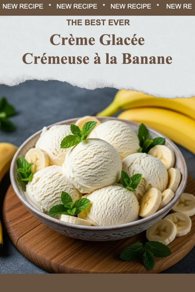 Crème glacée crémeuse à la banane servie dans un bol avec des morceaux de banane.