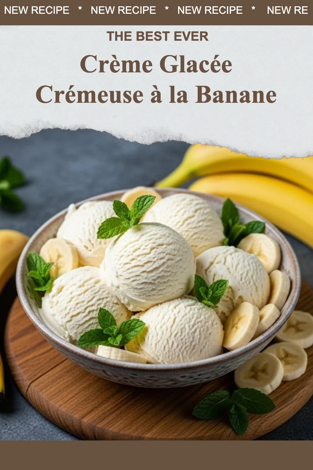 Crème glacée crémeuse à la banane servie dans un bol avec des morceaux de banane.
