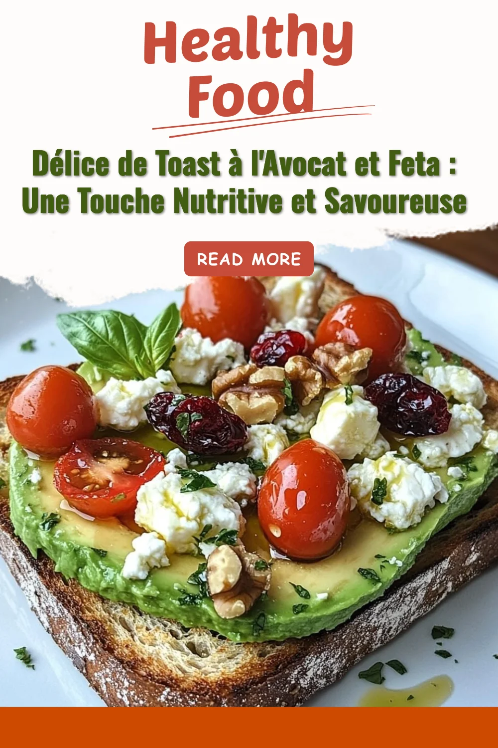 Pain grillé avec avocat et feta, idéal pour un repas nutritif et savoureux.