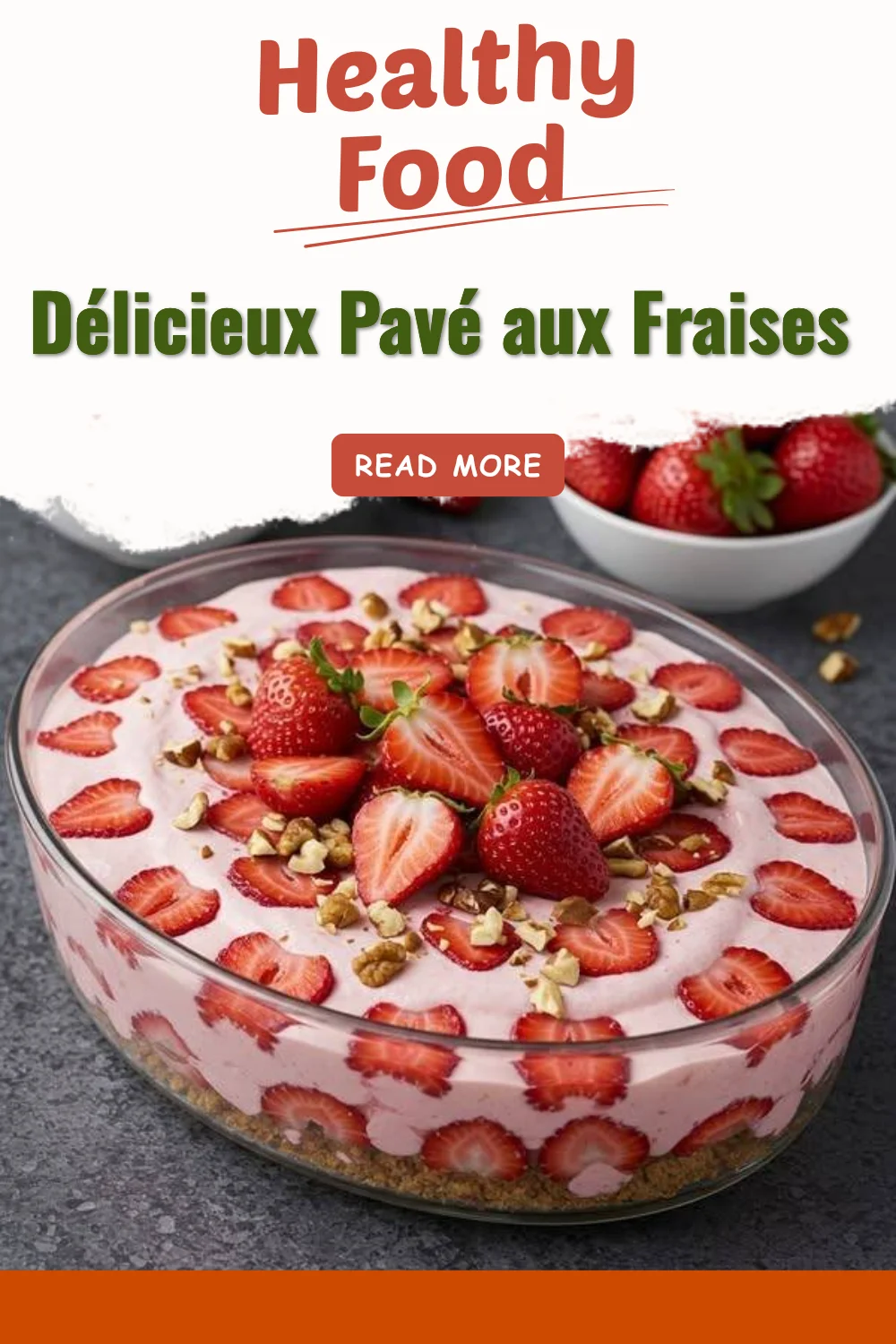 Pavé aux Fraises généreusement garni de fraises fraîches et crème onctueuse.