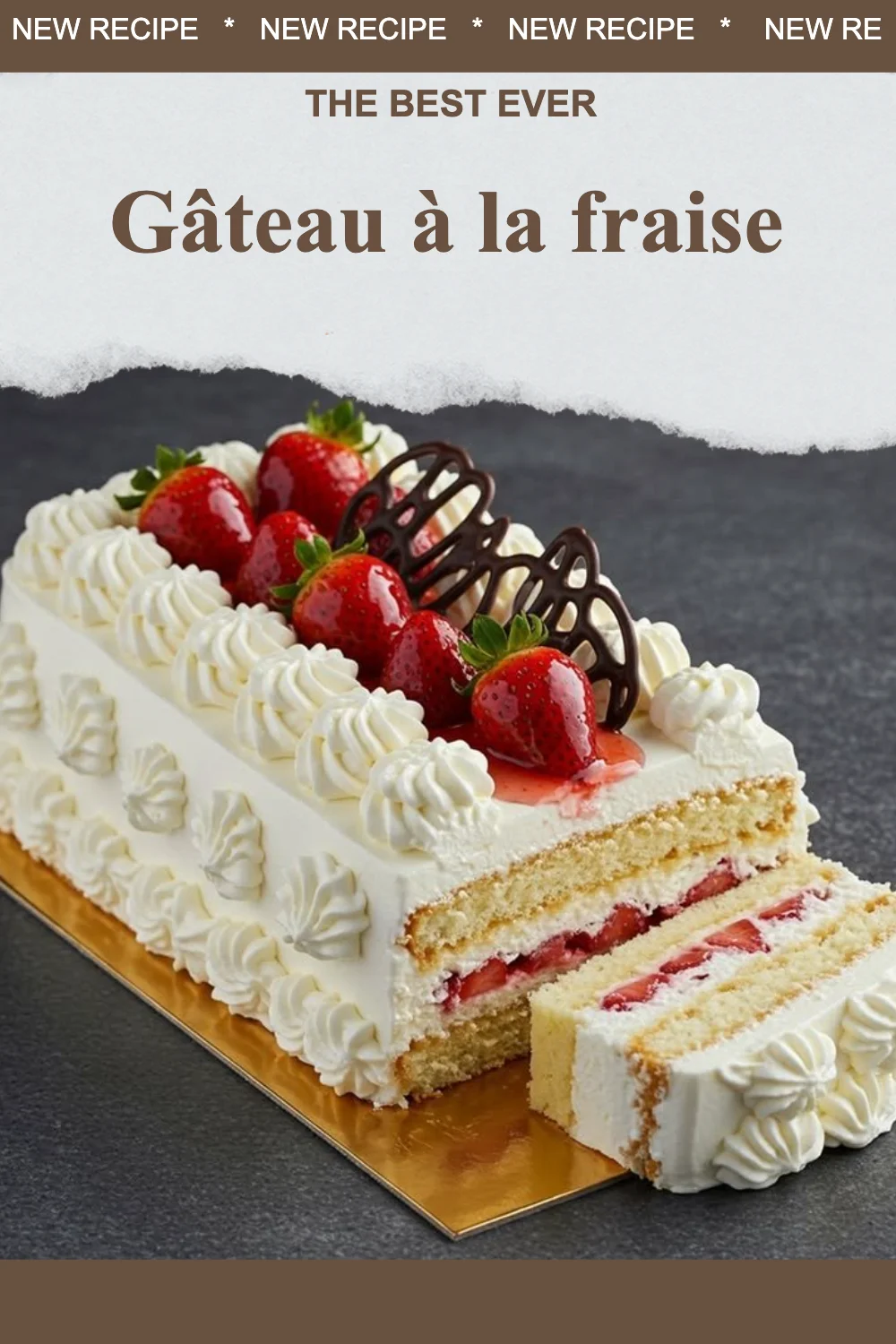 Gâteau à la fraise frais et appétissant décoré de fraises