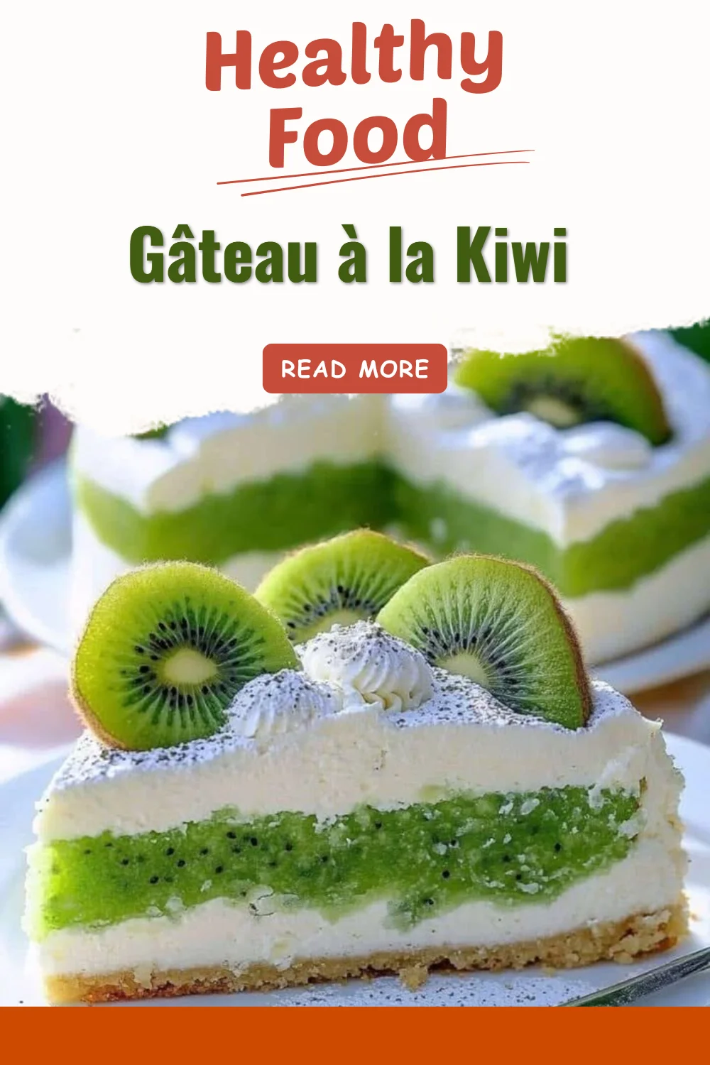 Gâteau à la Kiwi décoré de tranches de kiwi frais et crème