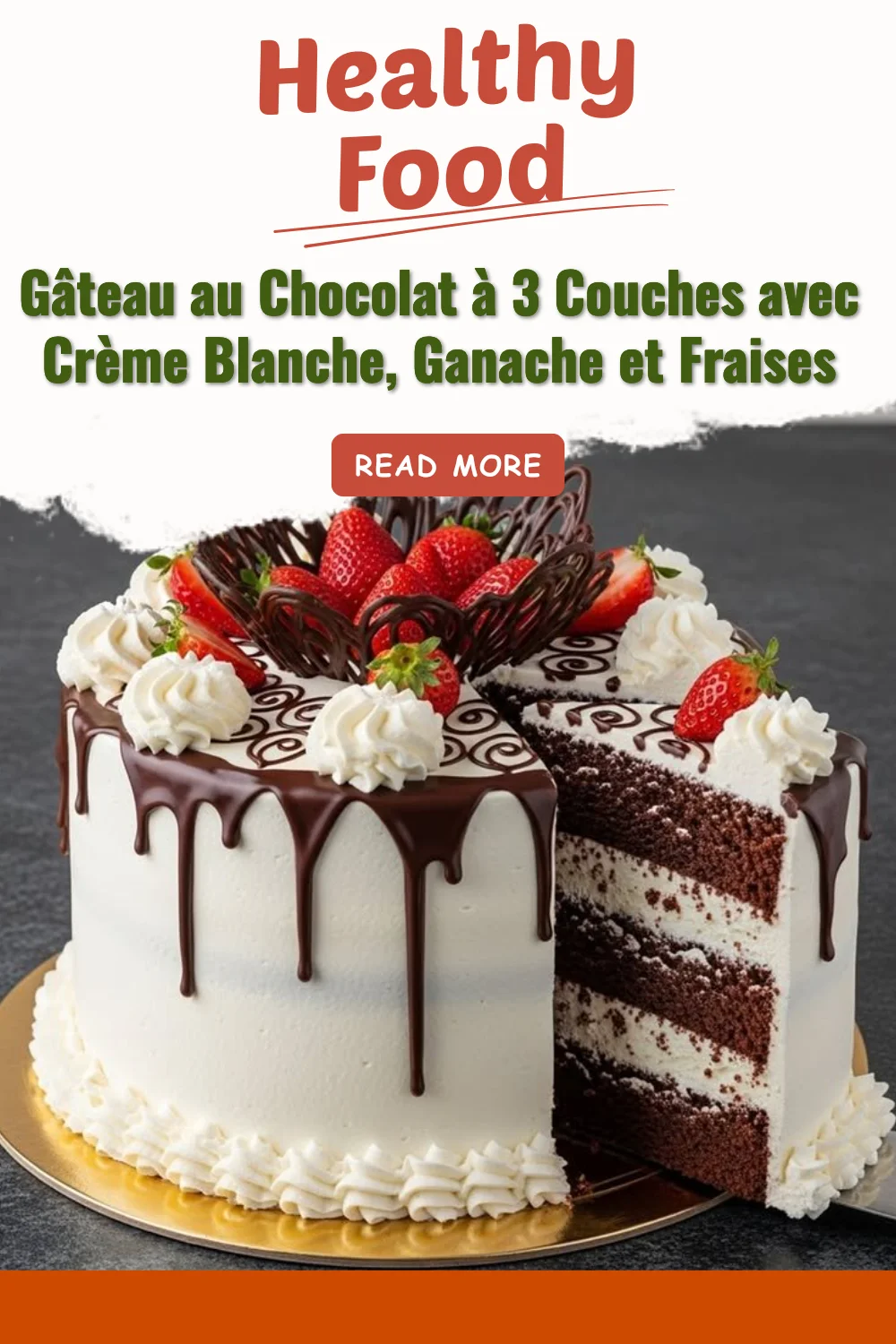 Gâteau au chocolat à 3 couches avec crème blanche, ganache et fraises