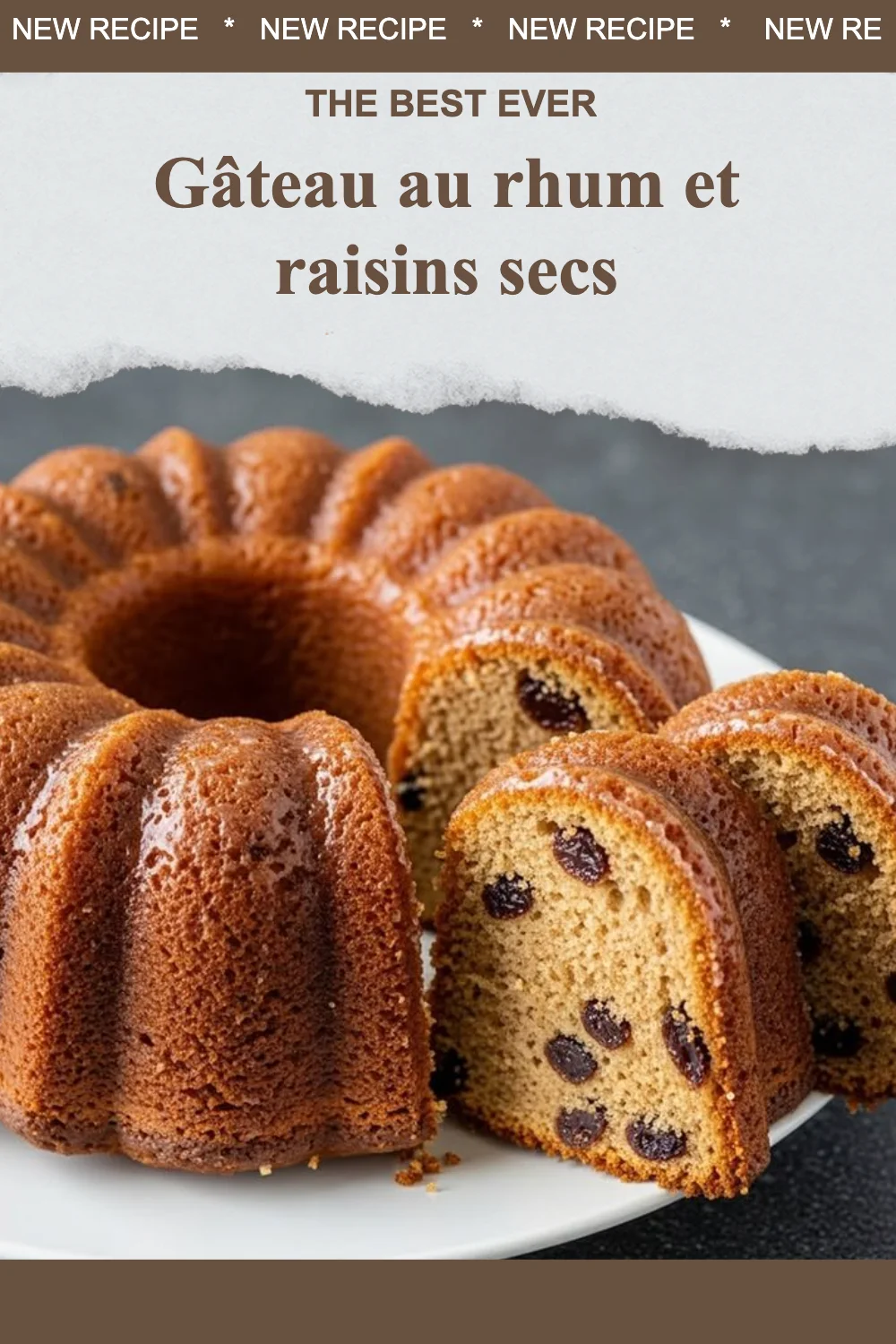 Gâteau au rhum et raisins secs, un dessert savoureux et réconfortant.