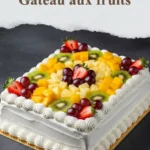 Gâteau au Chocolat à 3 Couches avec Crème Blanche, Ganache et Fraises