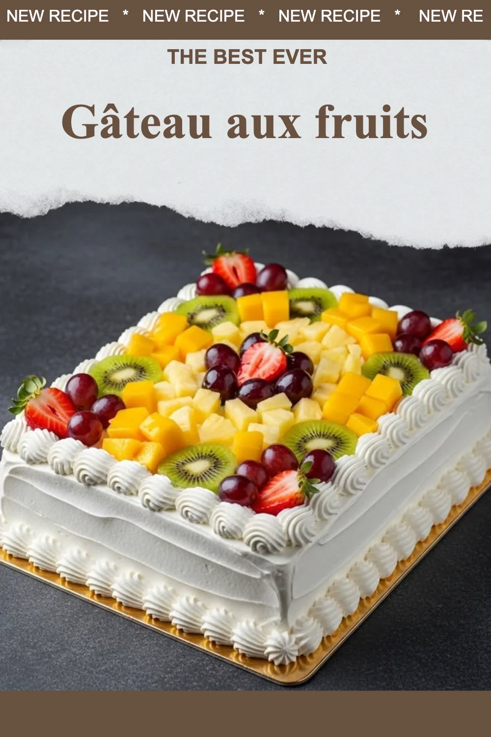 Gâteau aux fruits coloré décoré avec des fruits frais et crème