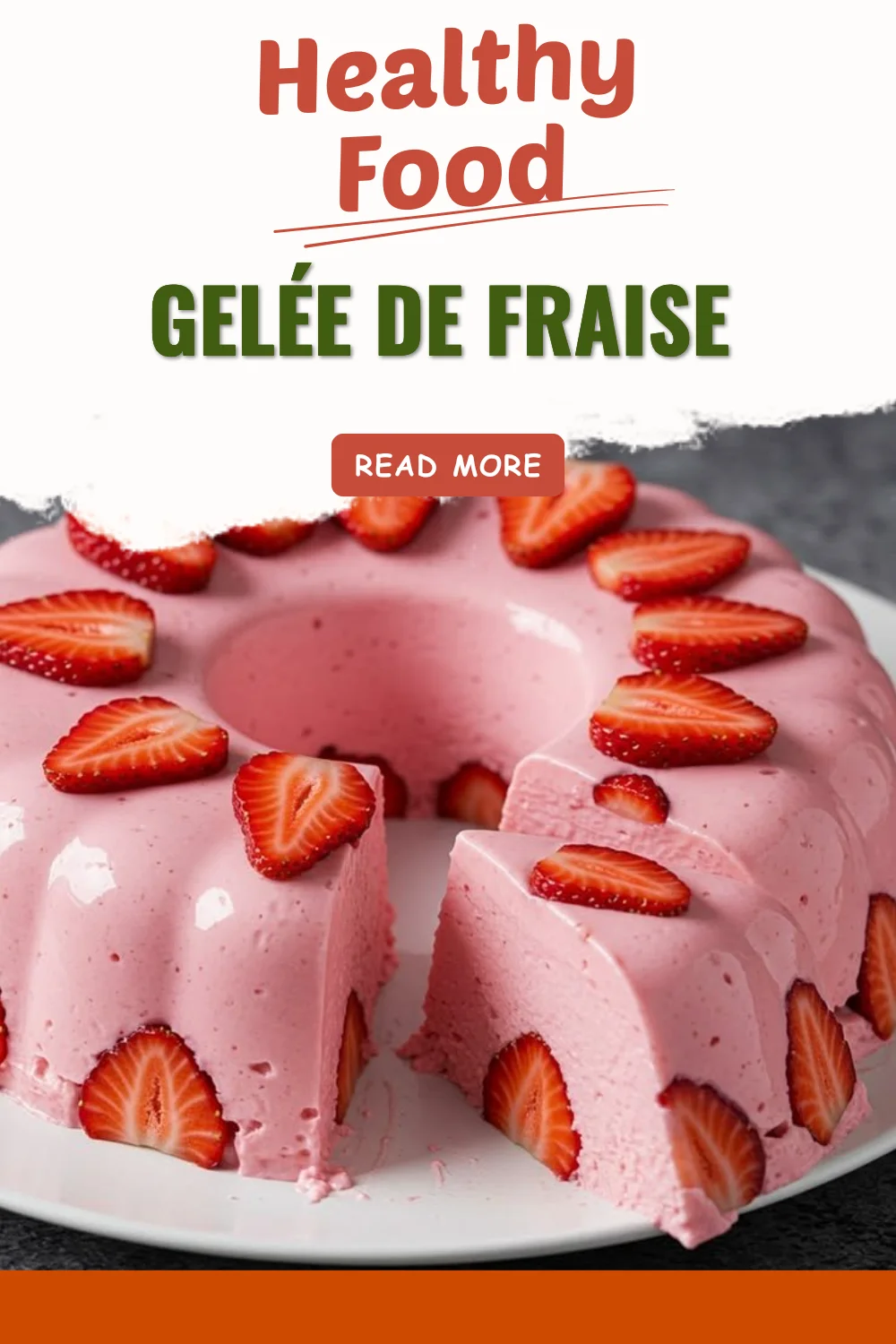 Pot de gelée de fraise artisanale sur une table en bois
