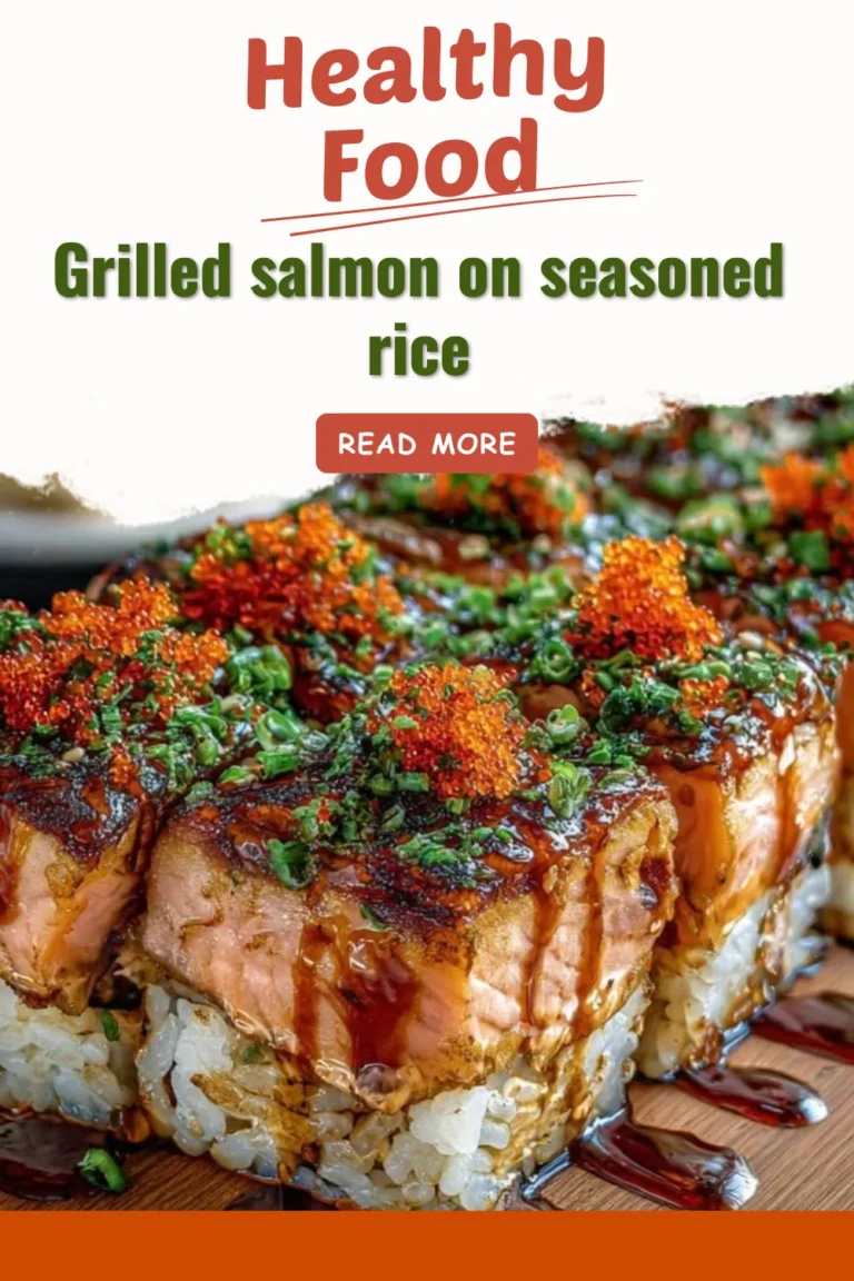 Saumon grillé servi sur un riz assaisonné et vibrant.