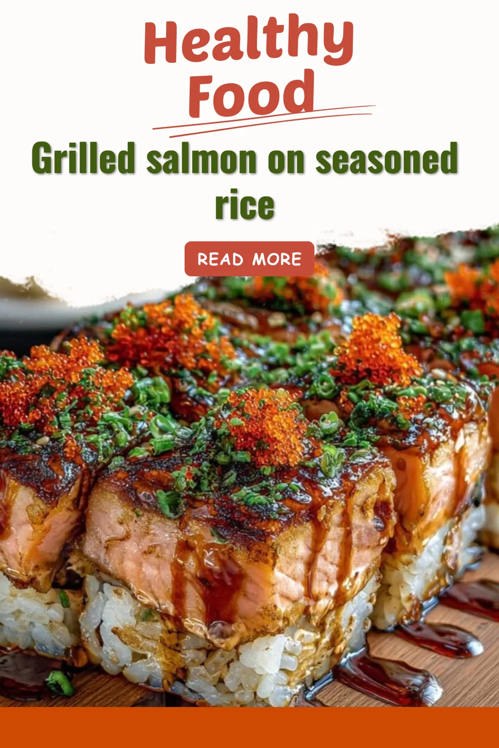 Saumon grillé servi sur un riz assaisonné et vibrant.