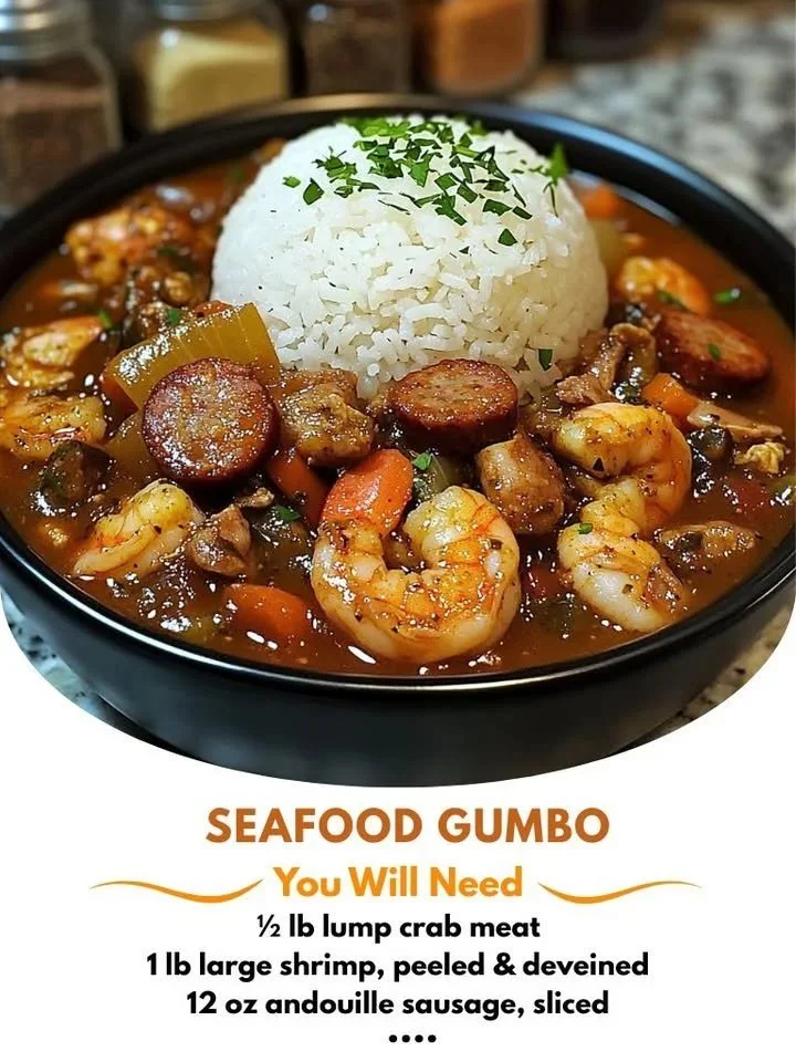 Gumbo de fruits de mer avec crabe, crevettes et saucisse