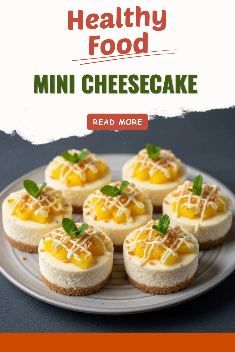 Mini cheesecake crémeux sur une assiette avec des fruits frais