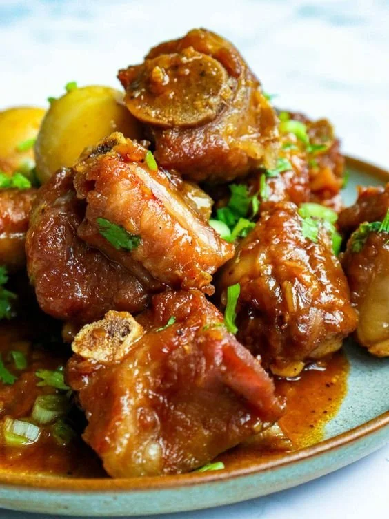 Morceaux tendres qui se d&eacute;tachent facilement, enrob&eacute;s d'une sauce riche et brillante &mdash; des saveurs profondes et savoureuses qui frappent fort et durent.