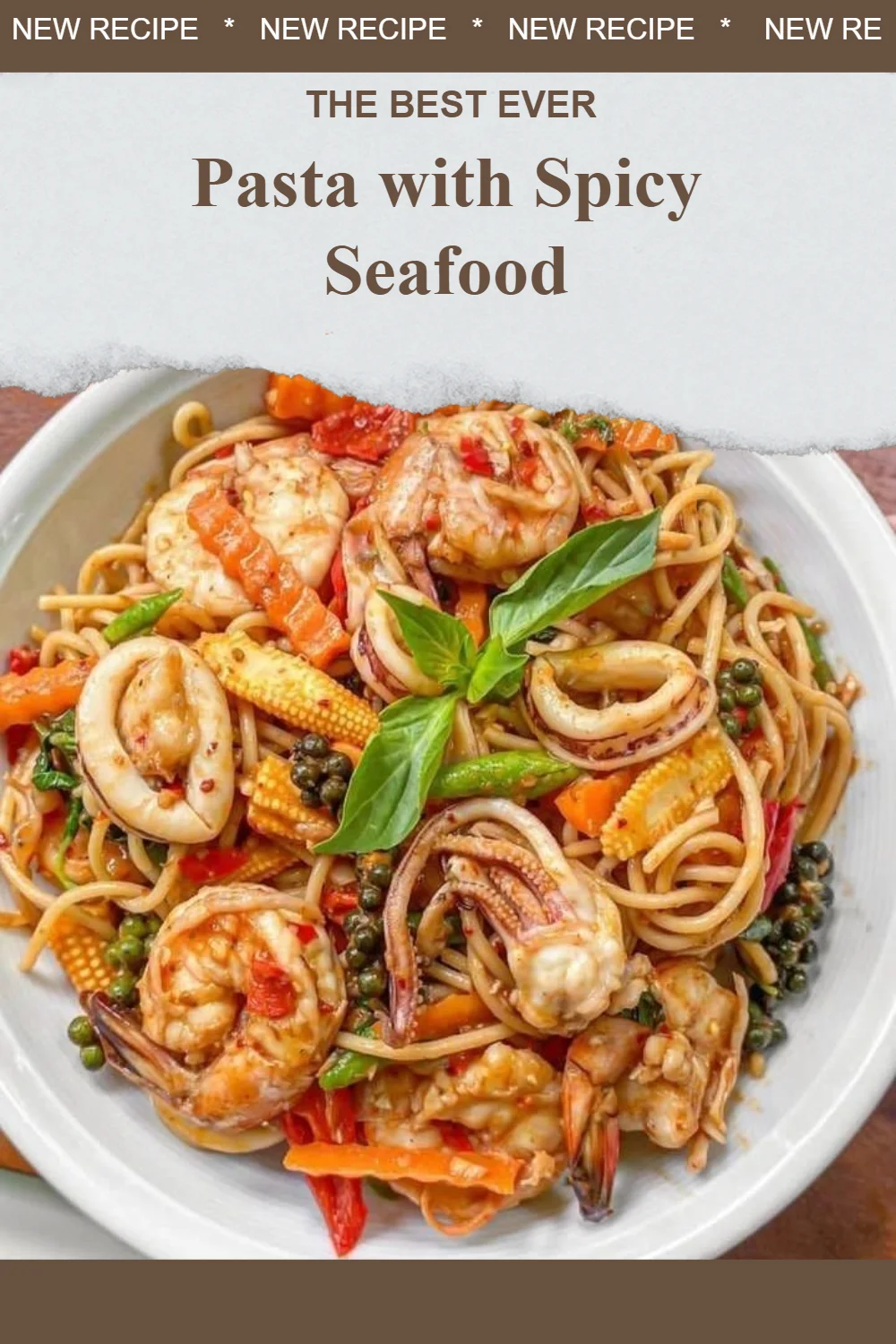 Pâtes avec fruits de mer épicés, un plat savoureux et coloré
