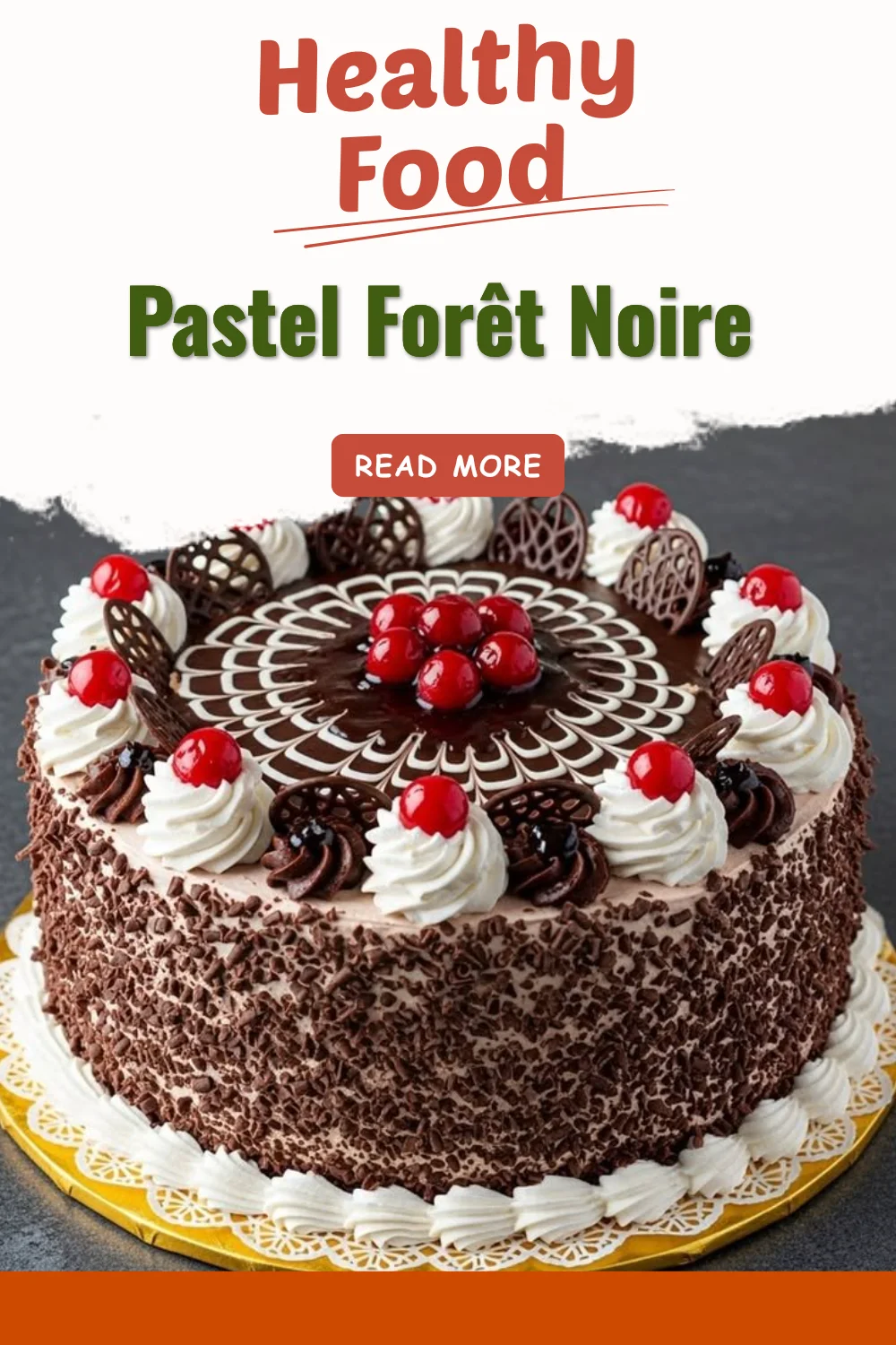 Gâteau Pastel Forêt Noire avec cerises et crème chantilly
