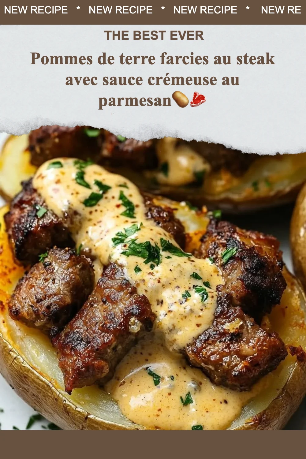 Pommes de terre farcies au steak, garnies d'une sauce crémeuse au parmesan