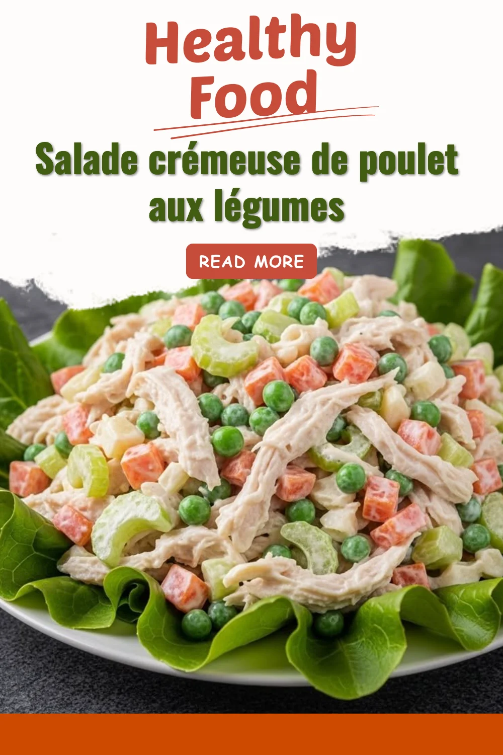 Salade crémeuse de poulet aux légumes colorés et appétissants dans un bol.