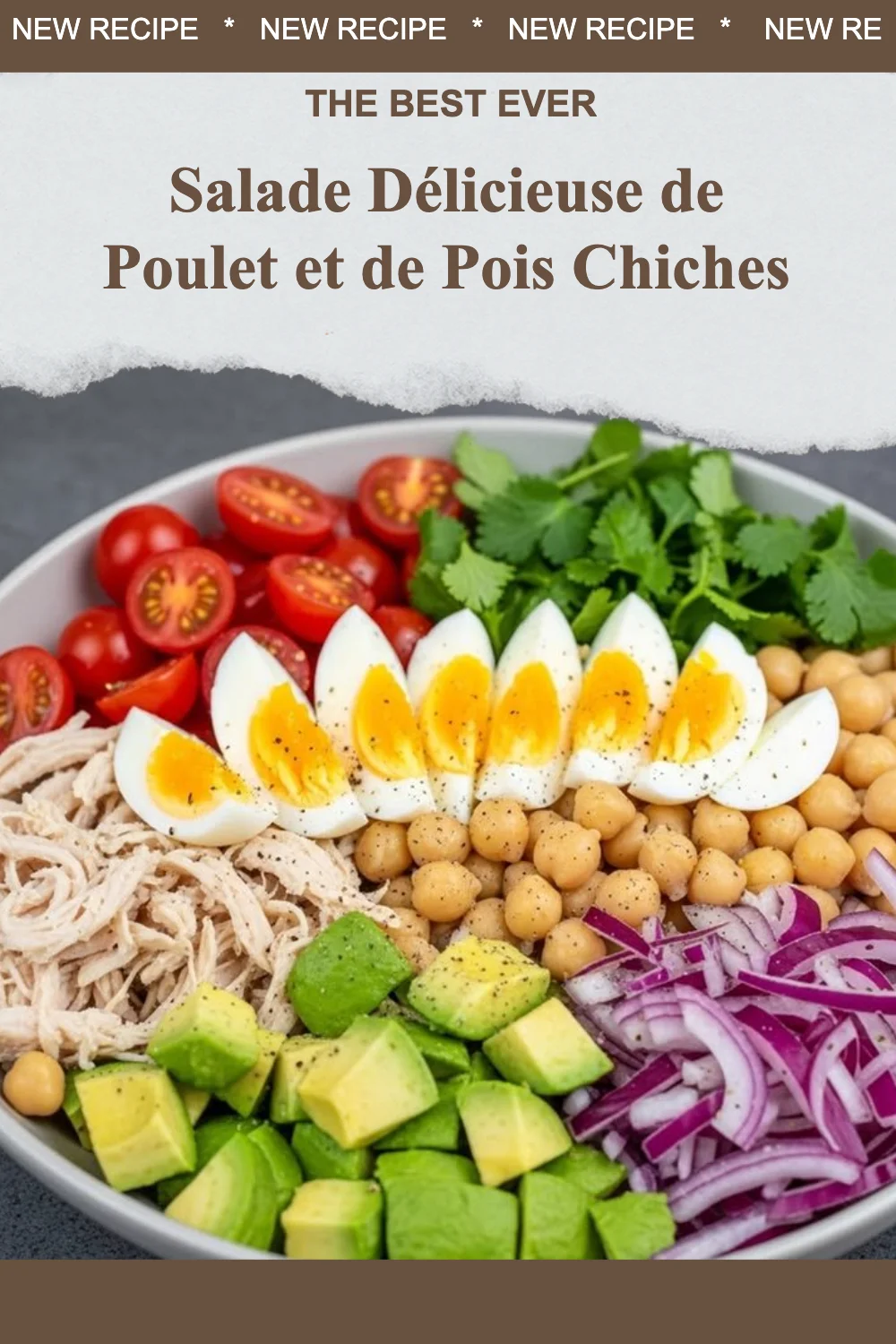 Salade de poulet et pois chiches garnie de légumes frais
