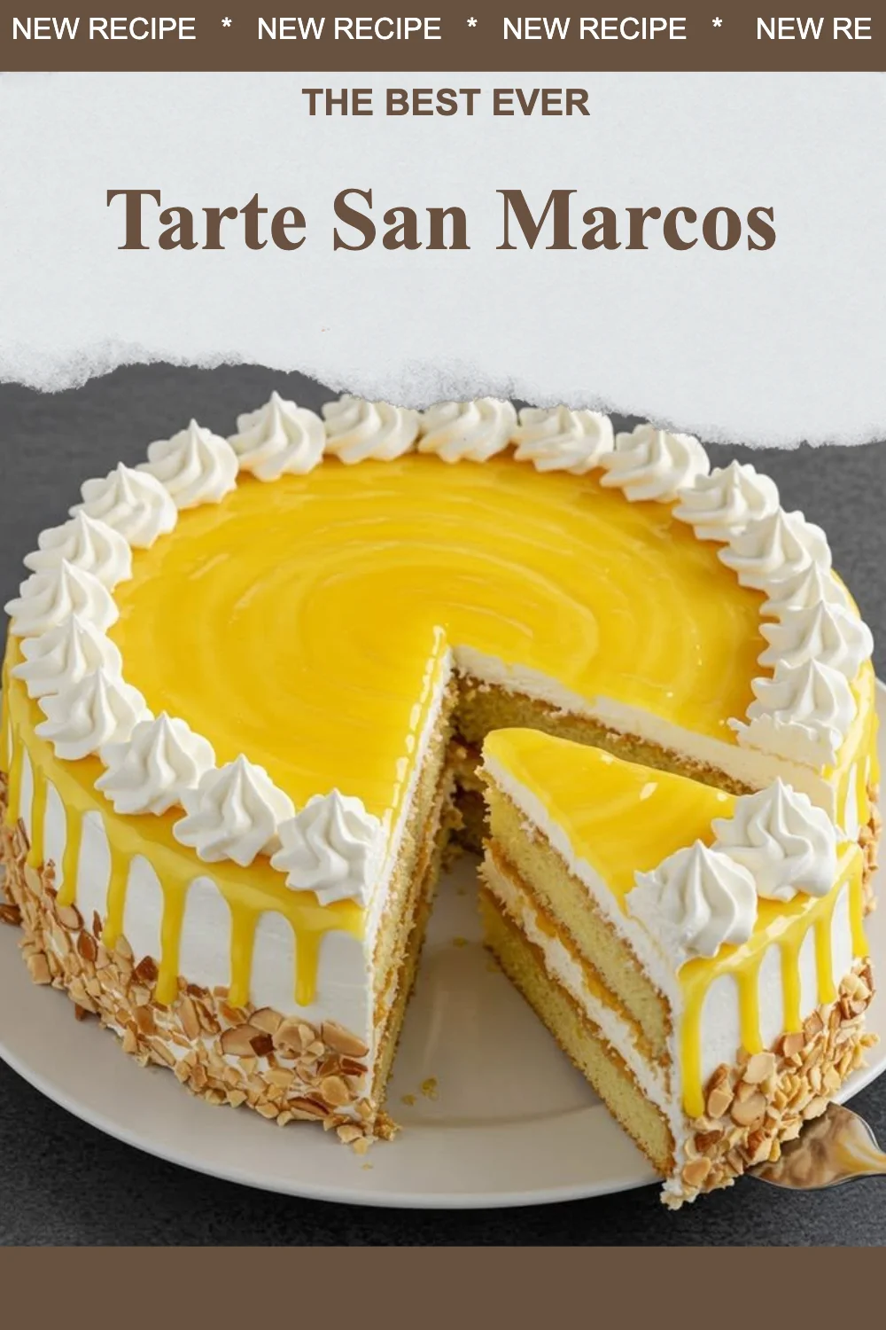 Une savoureuse Tarte San Marcos présentée sur une assiette décorative.