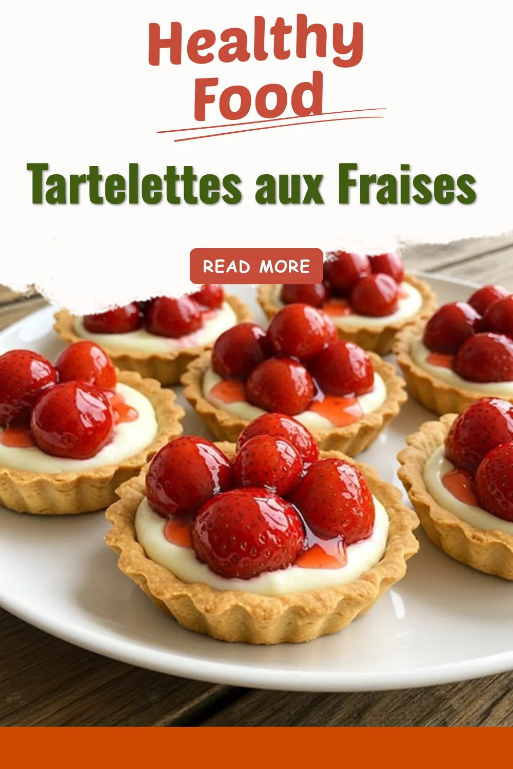 Tartelettes aux fraises garnies de crème pâtissière sur une croûte dorée