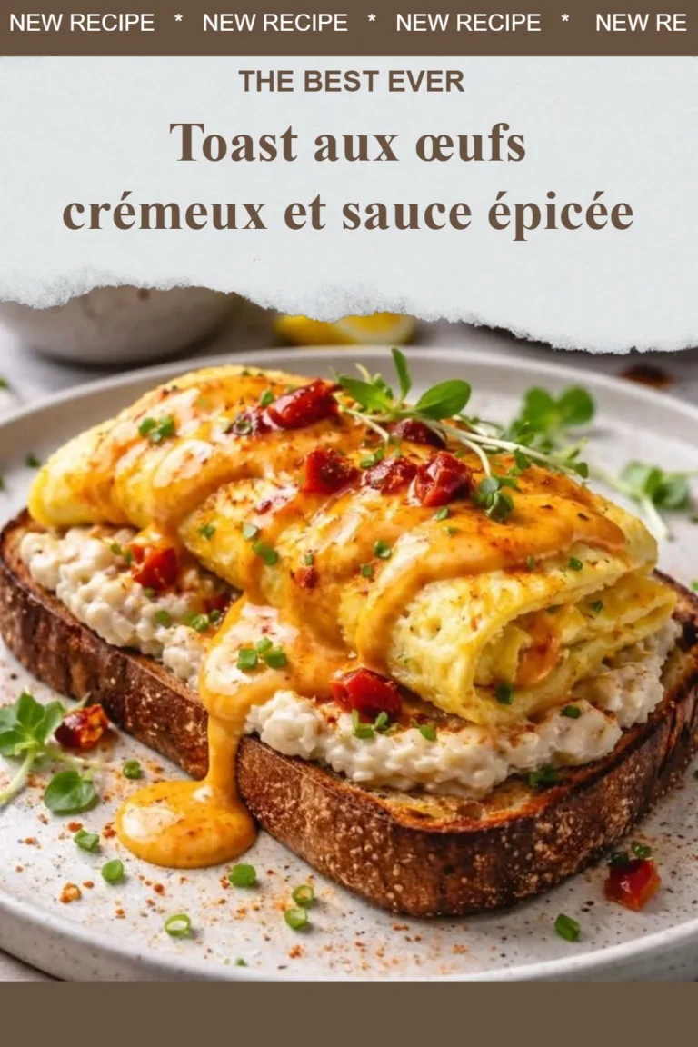 Toast aux œufs crémeux avec sauce épicée, plat délicieux et réconfortant.