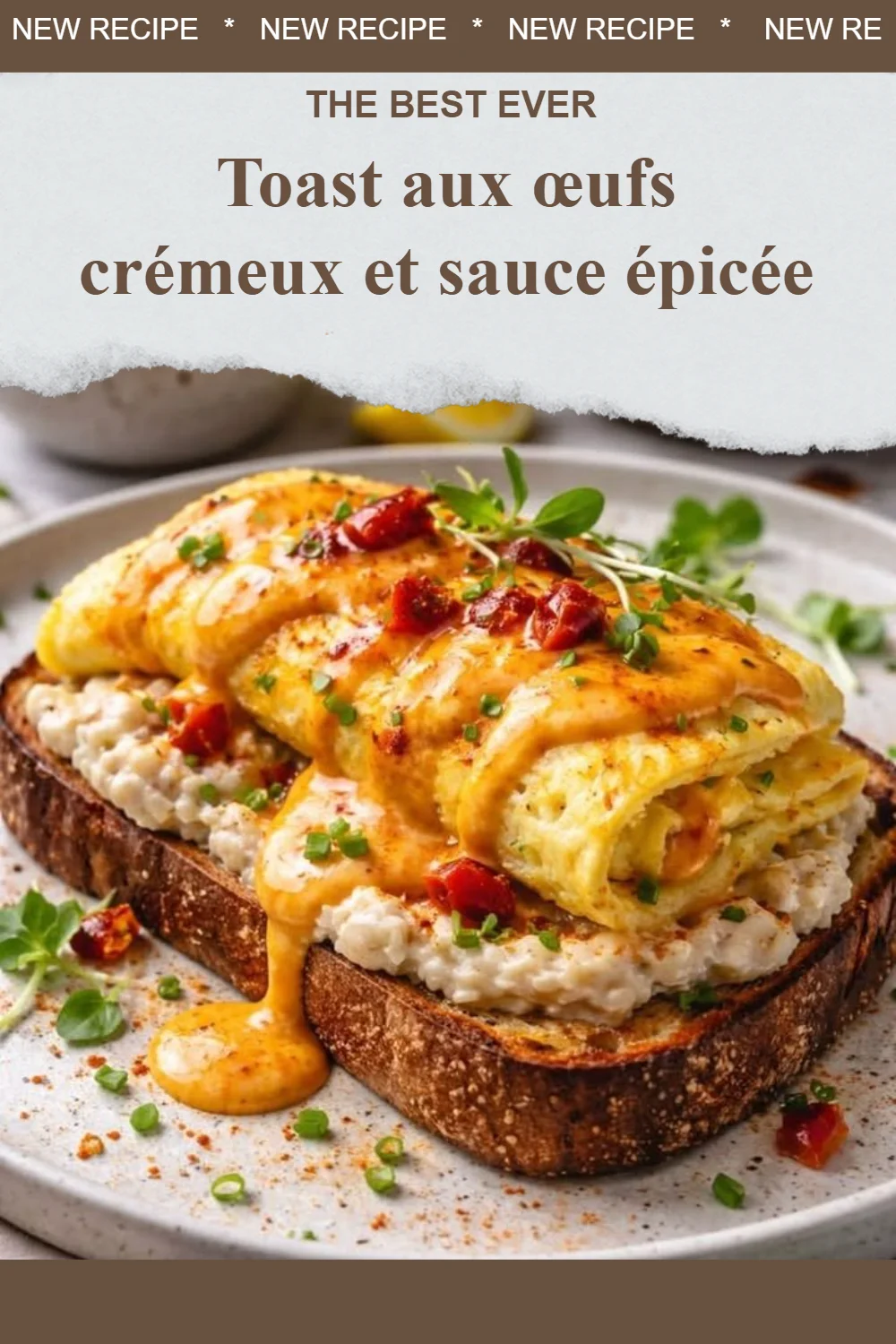 Toast aux œufs crémeux avec sauce épicée, plat délicieux et réconfortant.