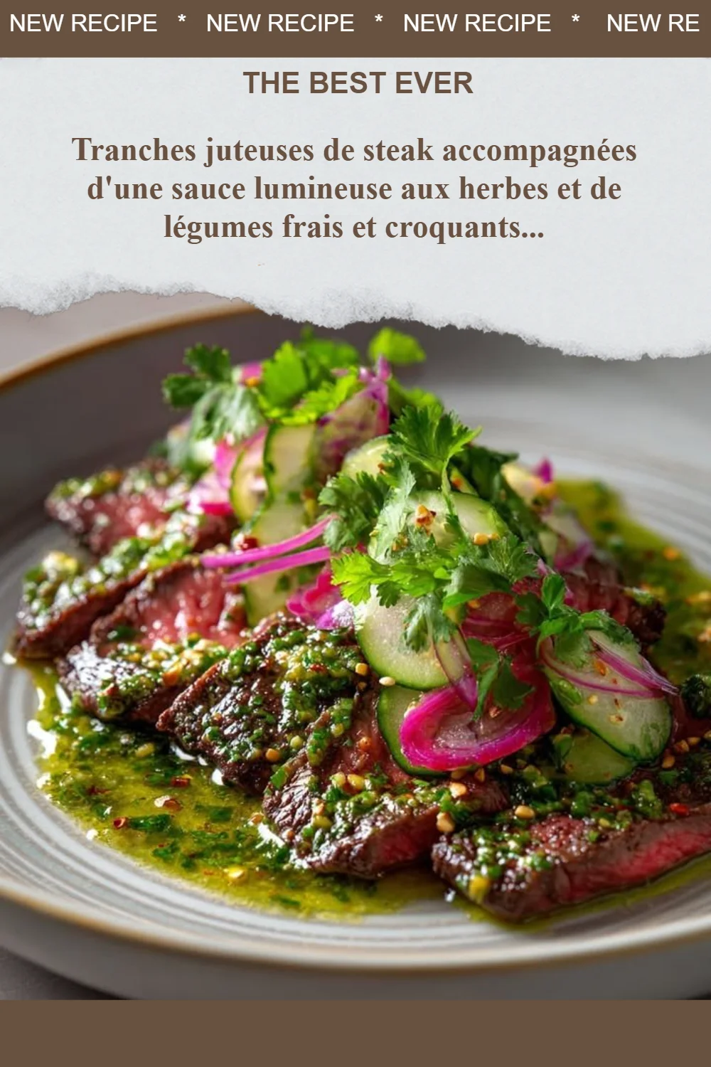 Tranches de steak juteux accompagnées d'une sauce aux herbes et de légumes frais.