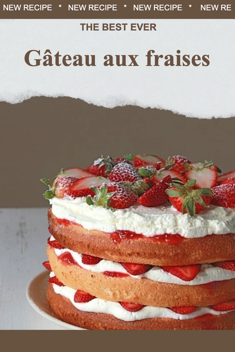 Un délicieux gâteau aux fraises décoré de fruits frais et crème chantilly